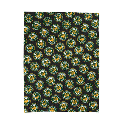 Green Celtic Knot Velveteen Plush Blanket – Cozy St. Patrick’s Day Throw