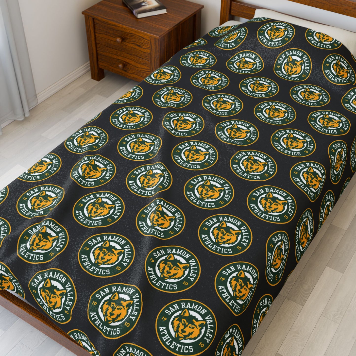 Green Celtic Knot Velveteen Plush Blanket – Cozy St. Patrick’s Day Throw