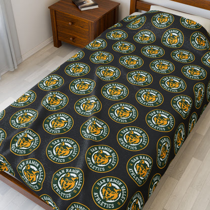 Green Celtic Knot Velveteen Plush Blanket – Cozy St. Patrick’s Day Throw