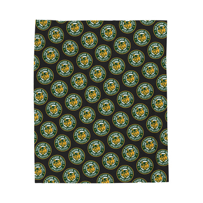 Green Celtic Knot Velveteen Plush Blanket – Cozy St. Patrick’s Day Throw