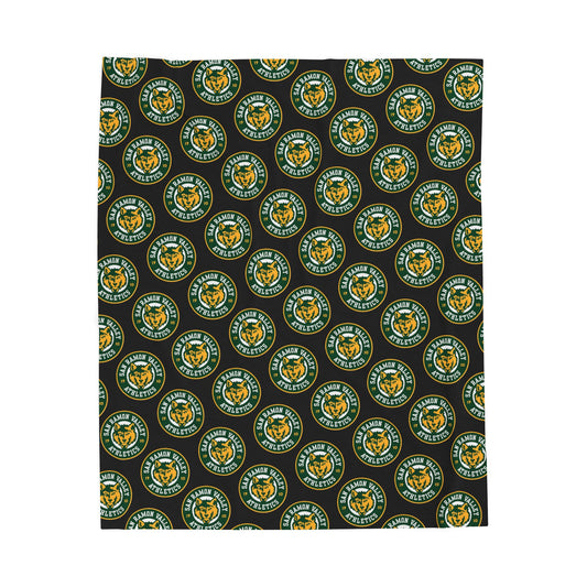 Green Celtic Knot Velveteen Plush Blanket – Cozy St. Patrick’s Day Throw